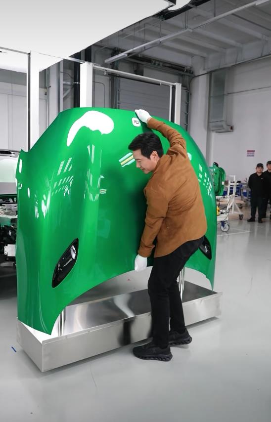 千亿总裁单人扛起车前盖，雷军不愧是劳模。这要是让余承东康问界M9的车前盖，要是能