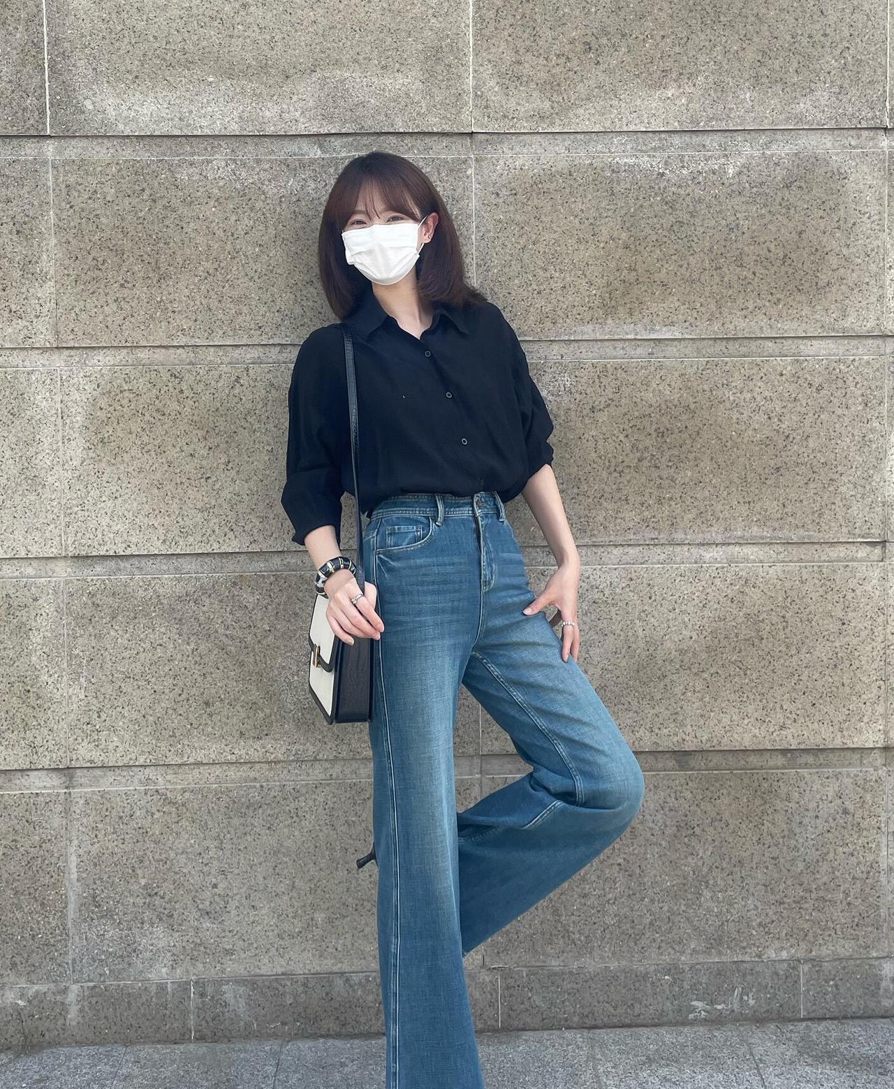 用黑衬衫穿出大女主风，通勤上班或逛街都能够提升时尚感，气场满满！材质轻薄的黑色