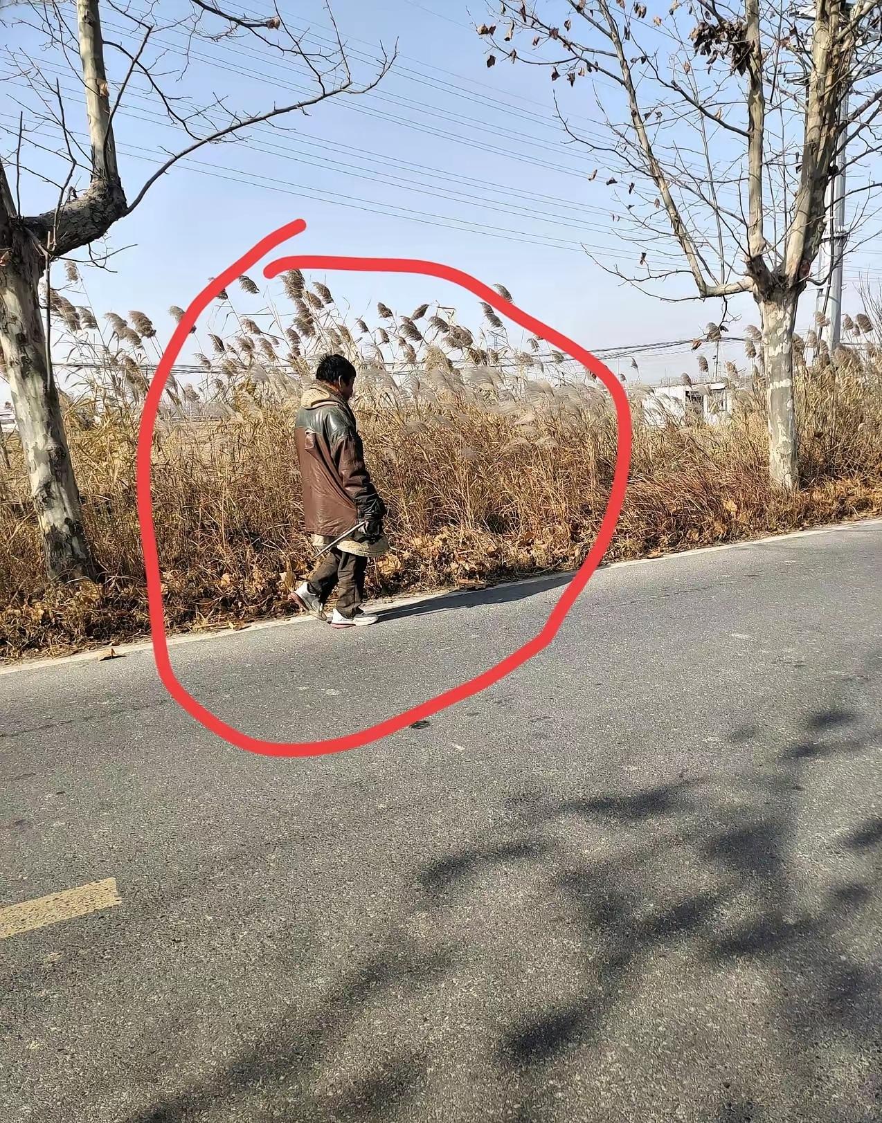 泗阳一男子年轻时妻子因故离世。他思念成疾，精神日渐消沉，始终没能从悲伤里走出来。