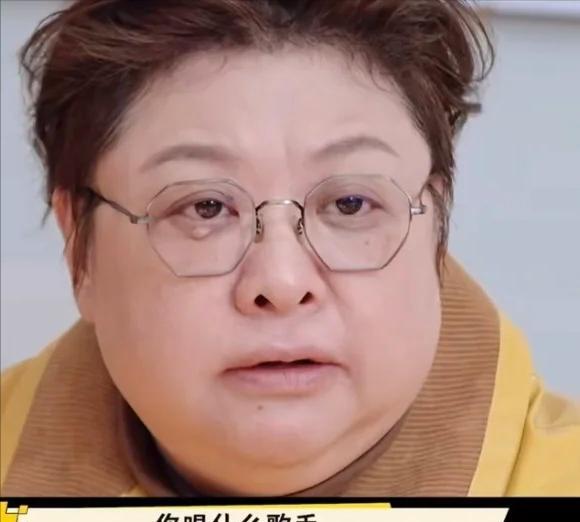 韩红，真是个狠人。参加音乐综艺做导师，直接说选手们耳机中都是节奏提示音，批评他