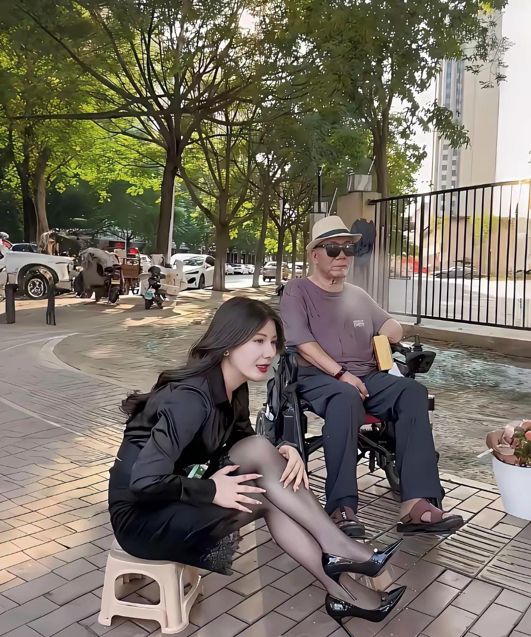 发现了没？现在社会上每次出门大街上戴着墨镜的大爷都很多，有人知道这是为什么吗？那