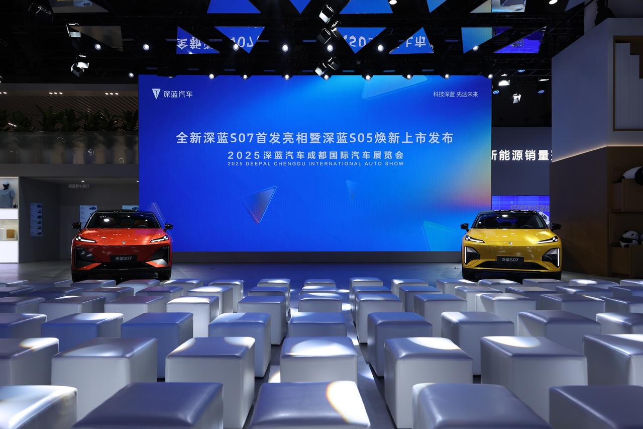 借新央企刚挂牌的势头，全新深蓝S07全面升级后，在成都车展首度亮出实车。它有四大