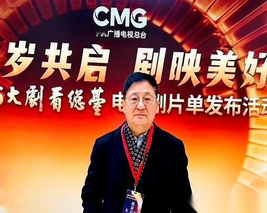 《小城大事》的原著作者朱晓军，一个自称从不追剧的人，抱着遥控器在电视机前坐了一整