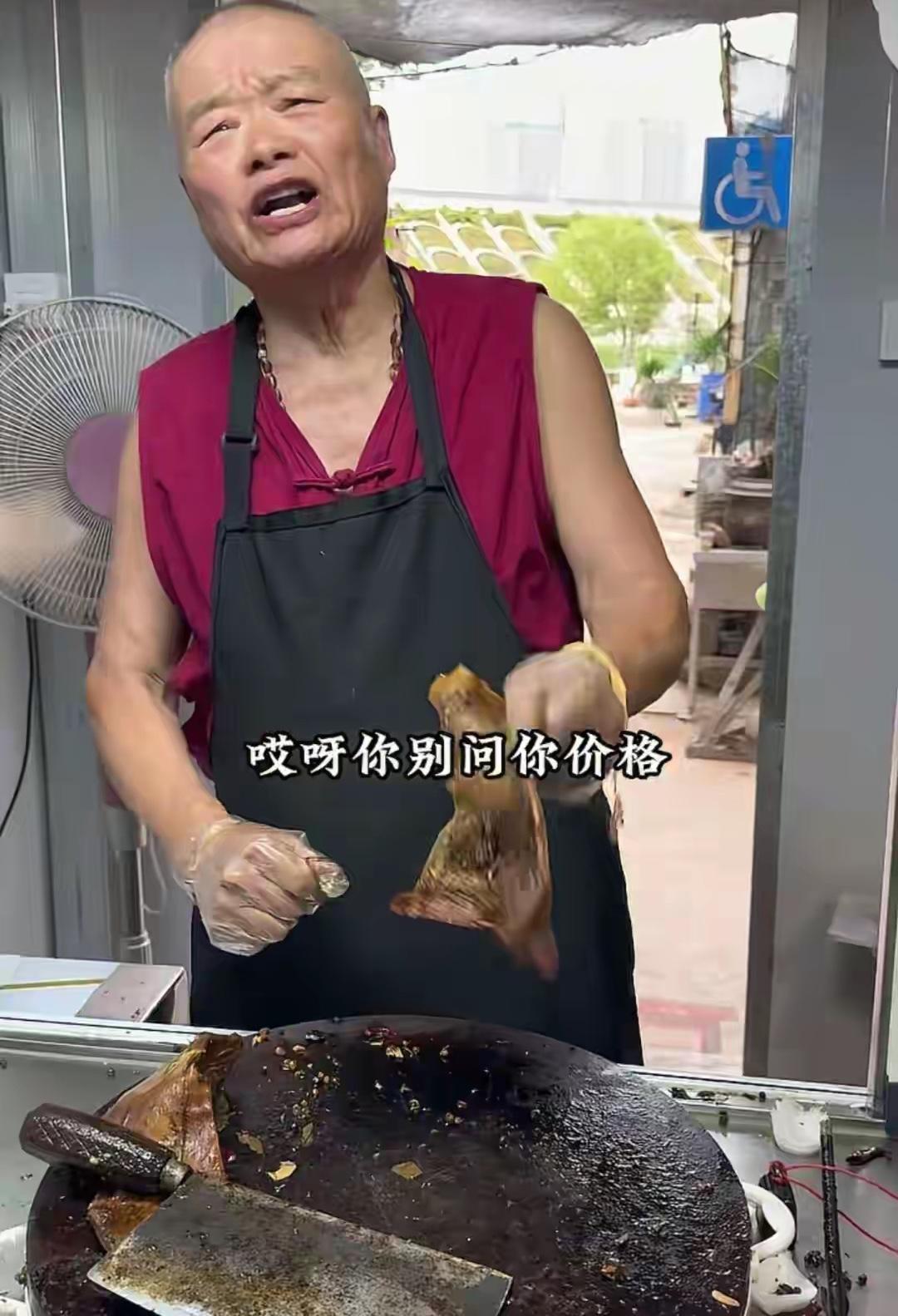 合肥网红卤菜摊“七万卤菜”遭举报后整改，却风波不断。76岁摊主曾以“不准问价、