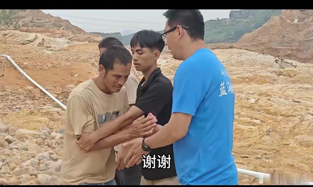 山东大哥给韦大哥捐1万块韦大哥要跪下感谢大哥，被拉住了。有越来越多的人亲自去灾区
