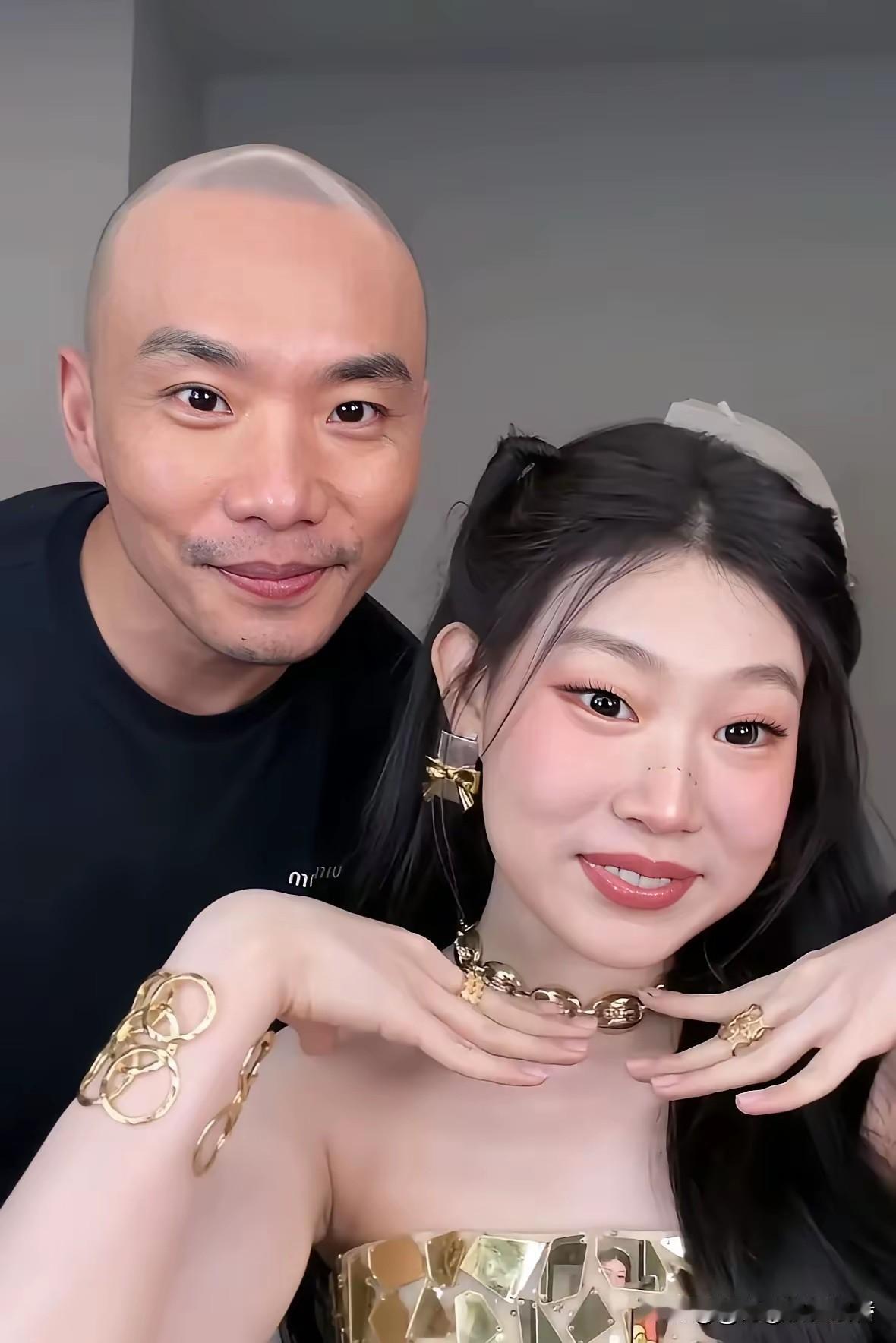 为什么高级化妆师都是光头啊！沈佳润这美美哒的妆竟然也是光头化妆师画的，据说还挺贵