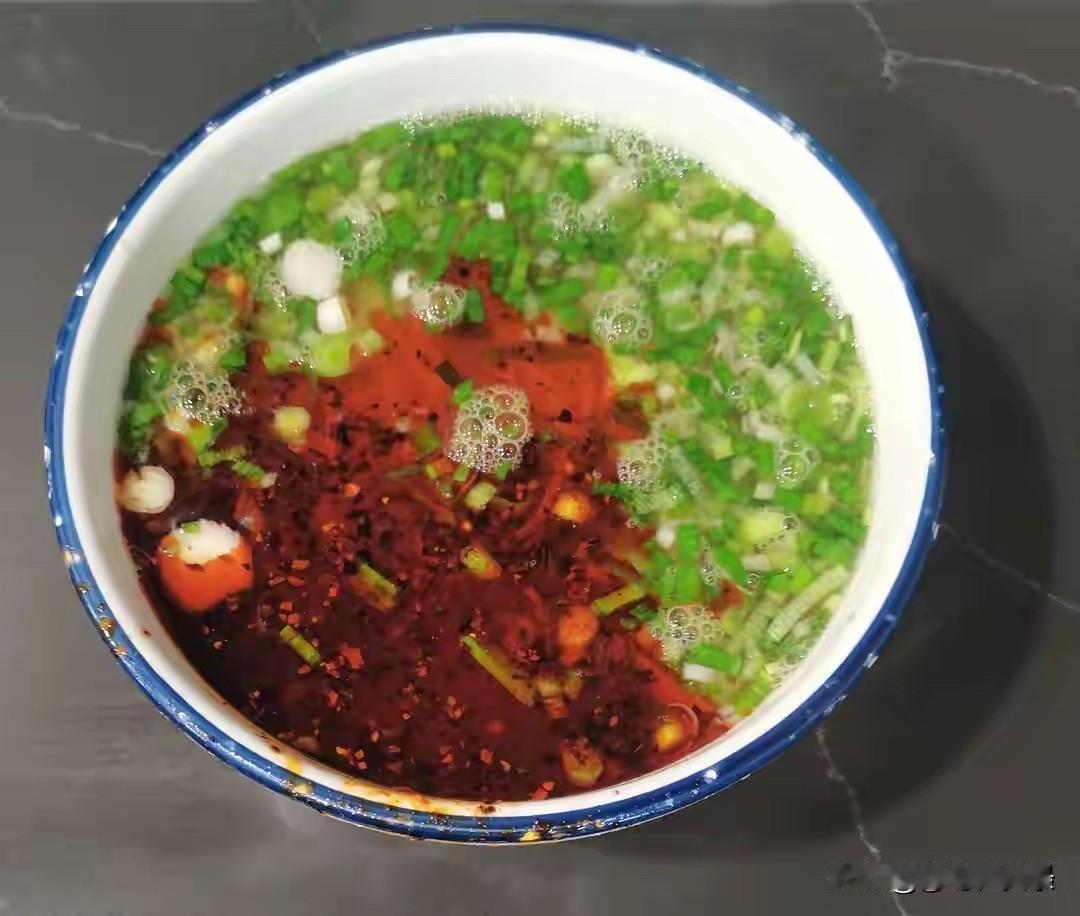兰州牛肉面必须是我心里的顶级美食！作为吃着牛肉面、喝着黄河水长大的兰州人，见证
