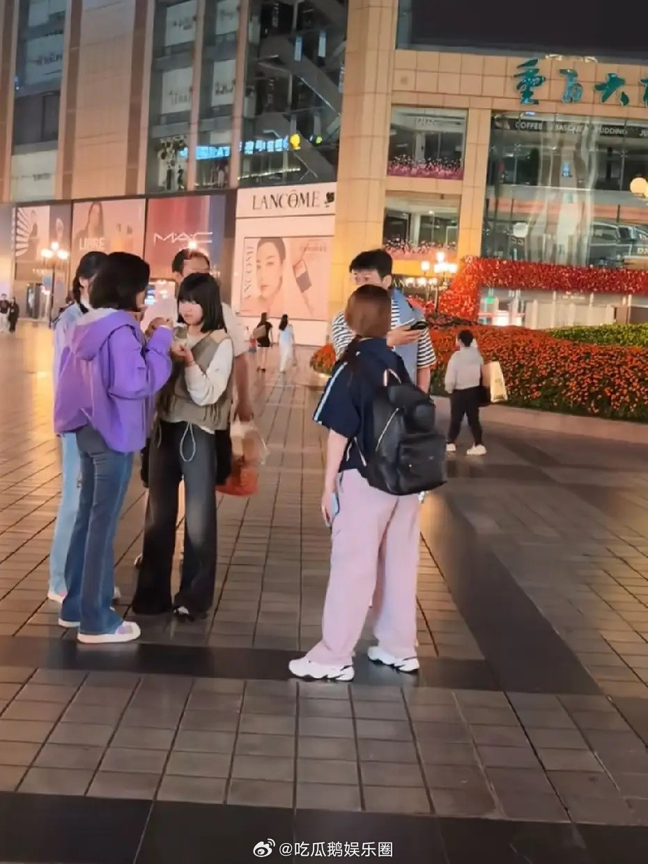 有网友在重庆解放碑偶遇陆毅鲍蕾，夫妻俩带着女儿，一家人在逛吃逛吃！贝儿的身高，都