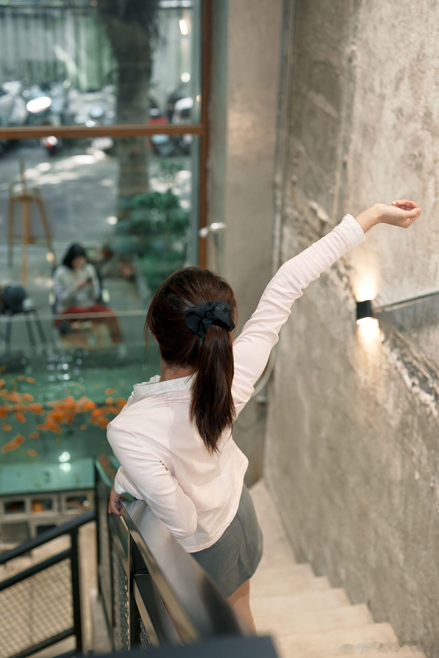 白衬衫，肉丝，小白鞋