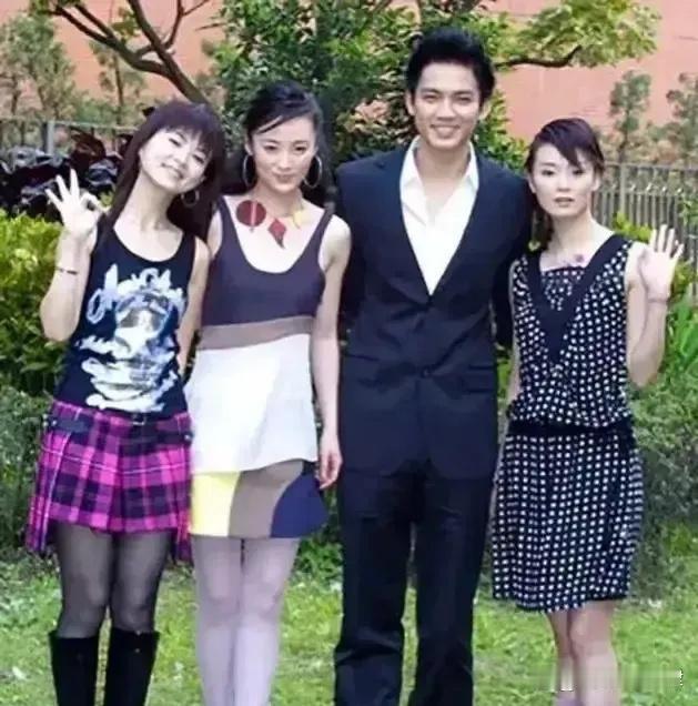 李湘太有气质了，几十年前穿衣服就那么潮。