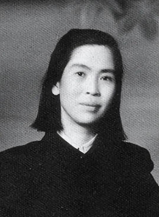 1984年4月，贺子珍的火化现场出现了怪事。工作人员在骨灰中，意外发现了几块烧不