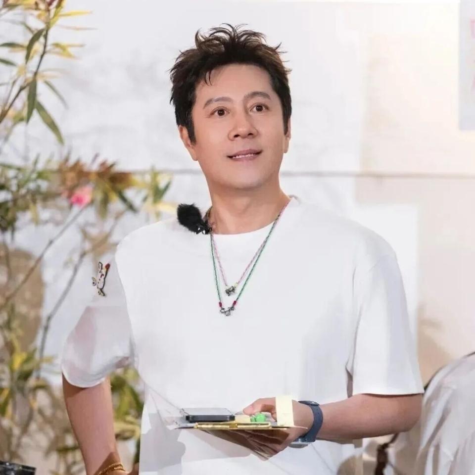 歌手蔡国庆说：“有次我和谭晶合作，她突然特别认真地跟我说，蔡哥，你真帅，就这一句