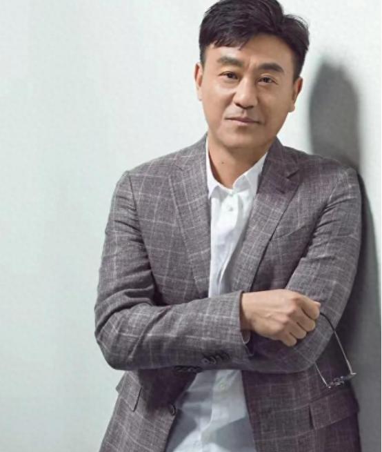1998年，留学归来的女同学李海洋请何冰吃饭，她说“我都29了，明年30该嫁人了