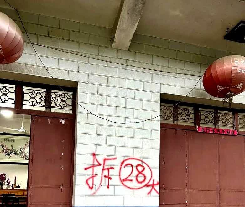 我的退休金每月只有1800元，儿子和儿媳看不上，直接把我送到了女儿家。我