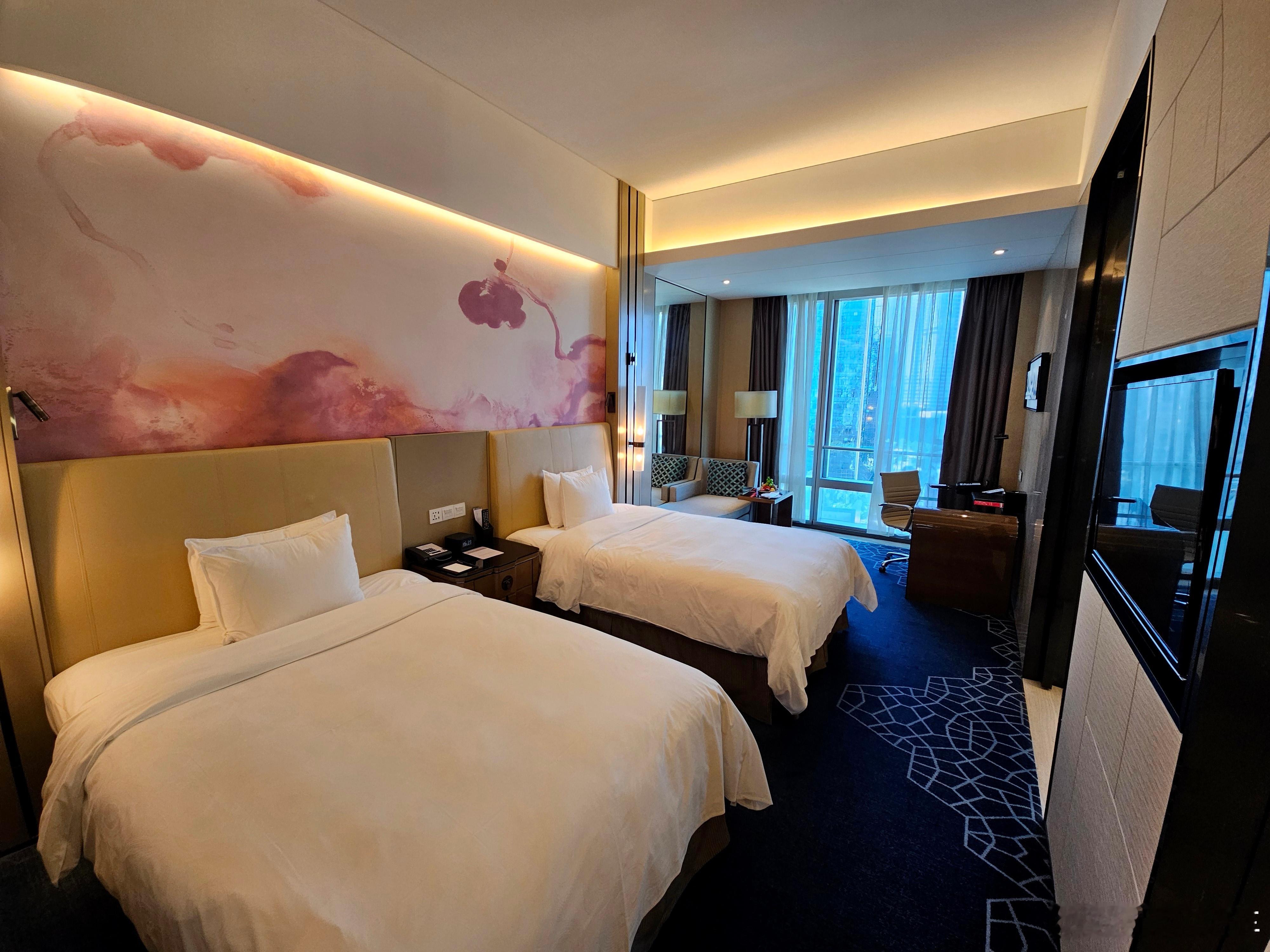 今天入住的是万豪酒店，这样一间房1200元左右，你觉得值吗？​​​​