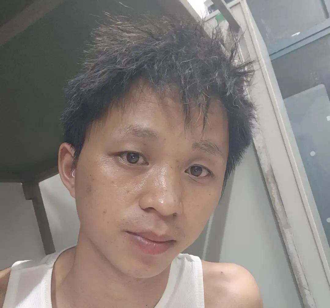 刚才咬着牙把信用卡最后那点额度全给透支了看着手机里弹出的扣款短信，我这心里头