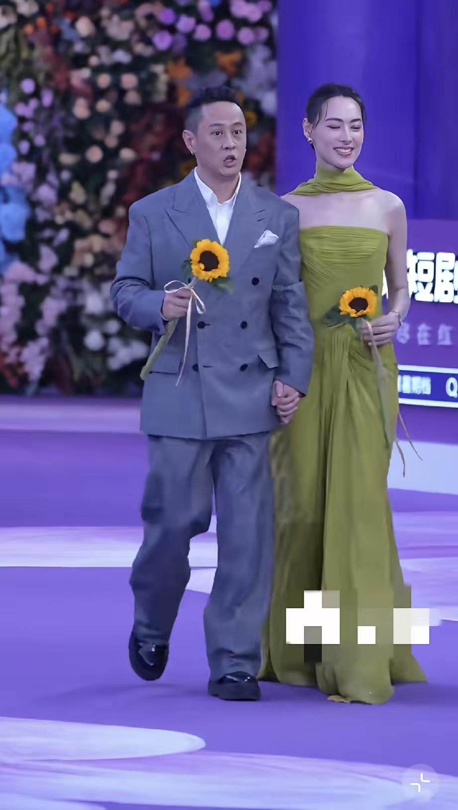 8月10日，梁洛施与新男友马浴柯一起参加百花奖，二人手牵着手走出来，每人手里捧着