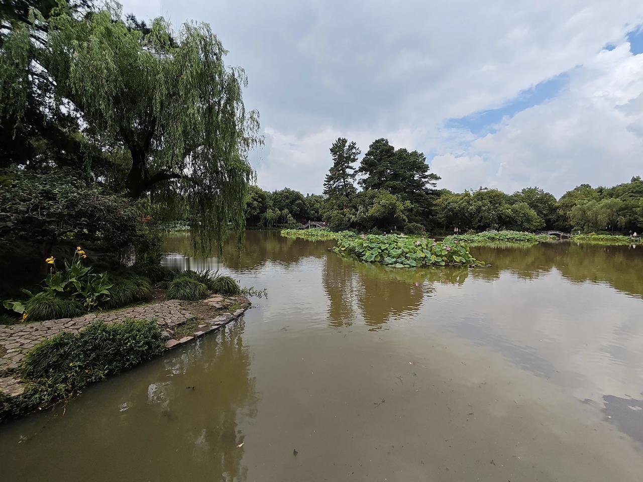 在杭州西湖蓝色天空下，所有的烦恼都显得微不足道。夏天的西湖虽然炎热可今天的你，也