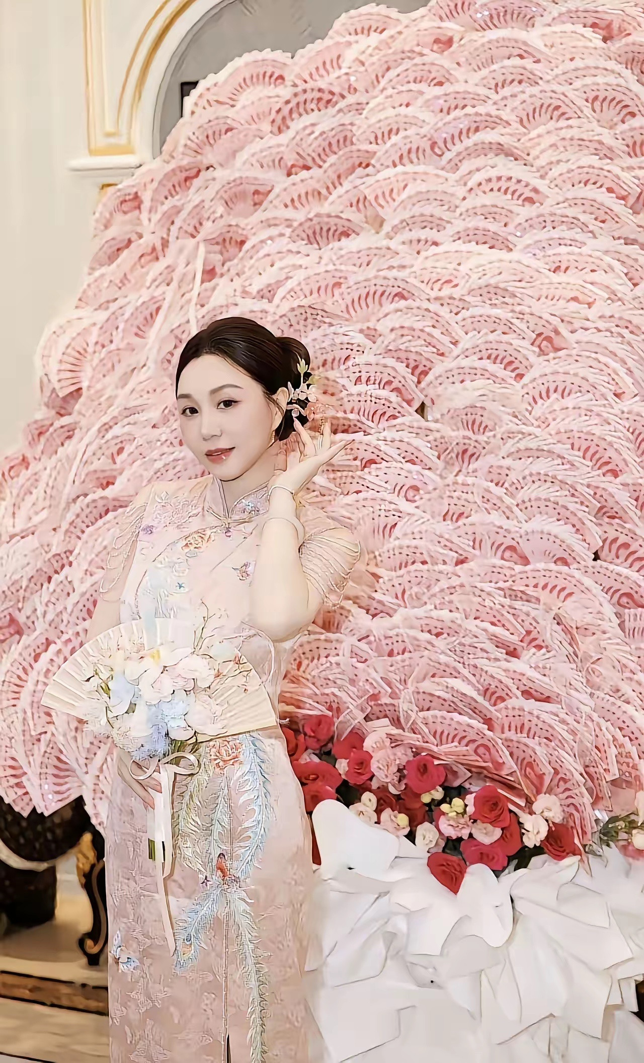 周生生老板娘火啦，她晒出自己46岁生日礼物，老公送给她满墙用钱做的花束。另外还在