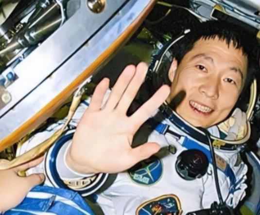 杨利伟为什么后来再也没有登天？其实，他能够活着回到地球就已经是万幸，在他攀登太空