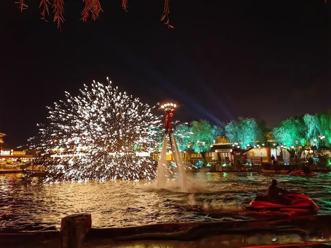 他们造谣时，犯了一个致命错误。他们为姜昆“安排”了一栋美国别墅。但了解他的