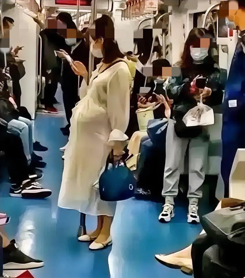 4月25日上海9号线地铁上，一个孕妇站着苦撑五站无人让座，爱心专座被年轻人占满，