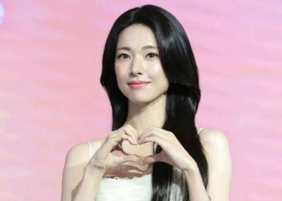 韩国当红女明星安何英，近日在节目中炫耀自己的家世，谁知一播出，就有网友扒出她曾祖