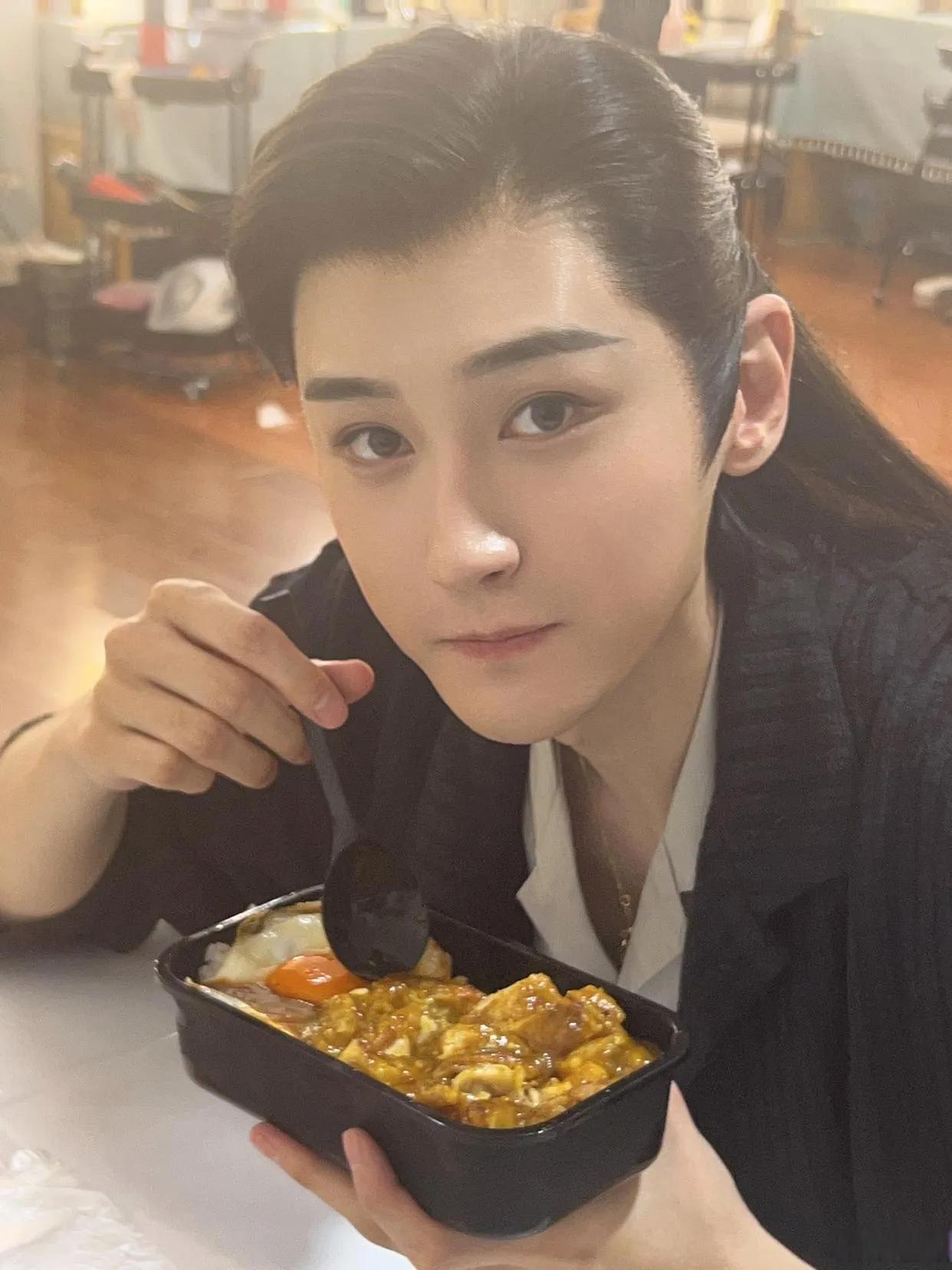 横店看到一名配角长得挺好看就是不红叫不出名字