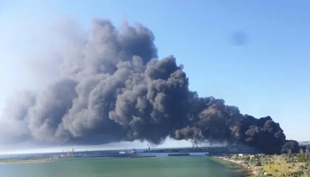 谁说克里米亚缺油了，卫星拍到47公里长的烟火龙俄媒报道，在刻赤半岛能源设施、