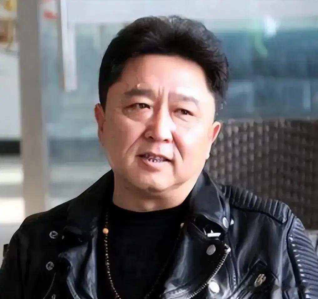 一次，鲁豫问于谦:“平时聚餐，你会喊郭德纲一起么？”于谦摆摆手:“我们吃饭从来不叫他！”鲁豫不解:“