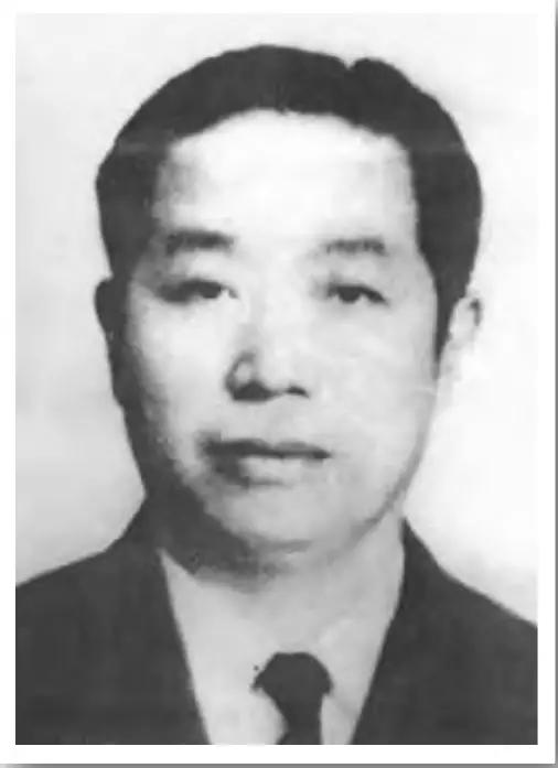 1937年，刺蒋失败后，百变杀手华克之投奔延安，伟人看到后却当场断言：你绝不能留