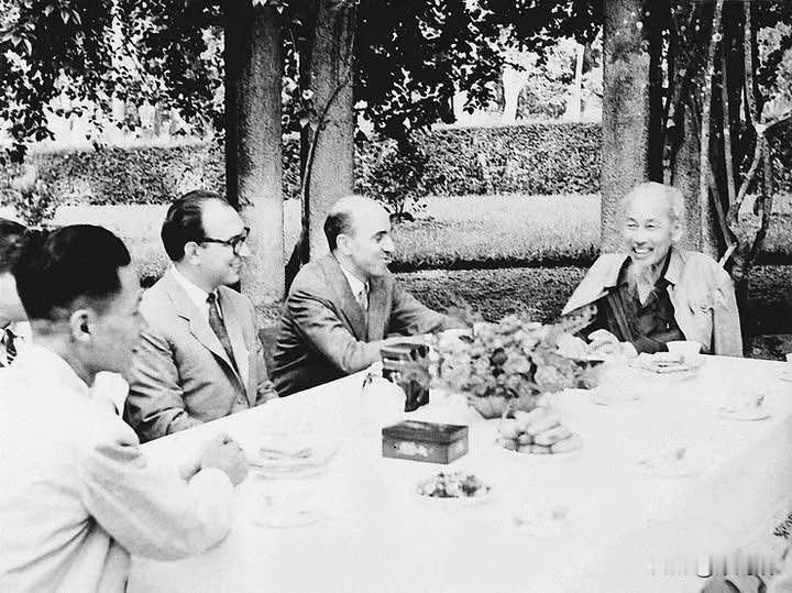 这张照片拍摄于1959年5月12日，记录了胡志明主席在河内接见意大利