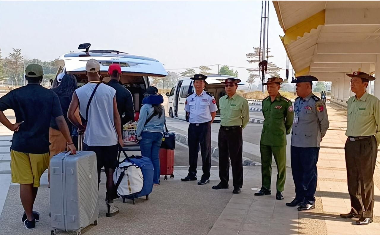 缅甸在打击跨境电信诈骗和非法入境这事上，动作一次比一次大，一次性把22名来自10