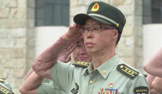 1995年，19岁的解放军梁强回家探亲，途中发现大巴车司机违规加油，上前阻止反被
