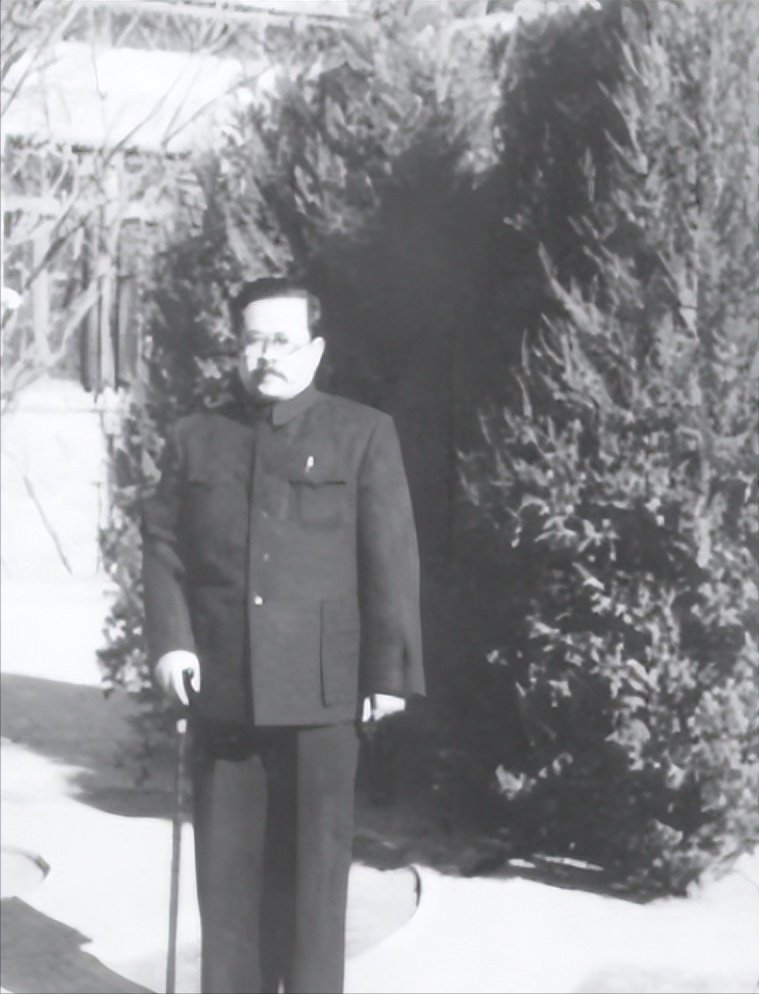 1947年，伟人与任弼时发生争执，可没人敢上前劝阻，站在窑洞外的一名炊事员，慢慢
