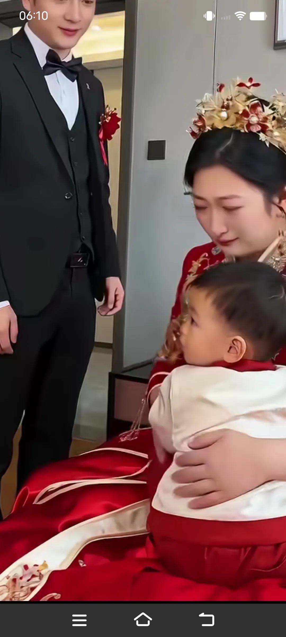 二婚女子结婚当天，儿子问妈妈:你不要我了吗？妈妈哭着搂住儿子。不是妈妈不要你，是