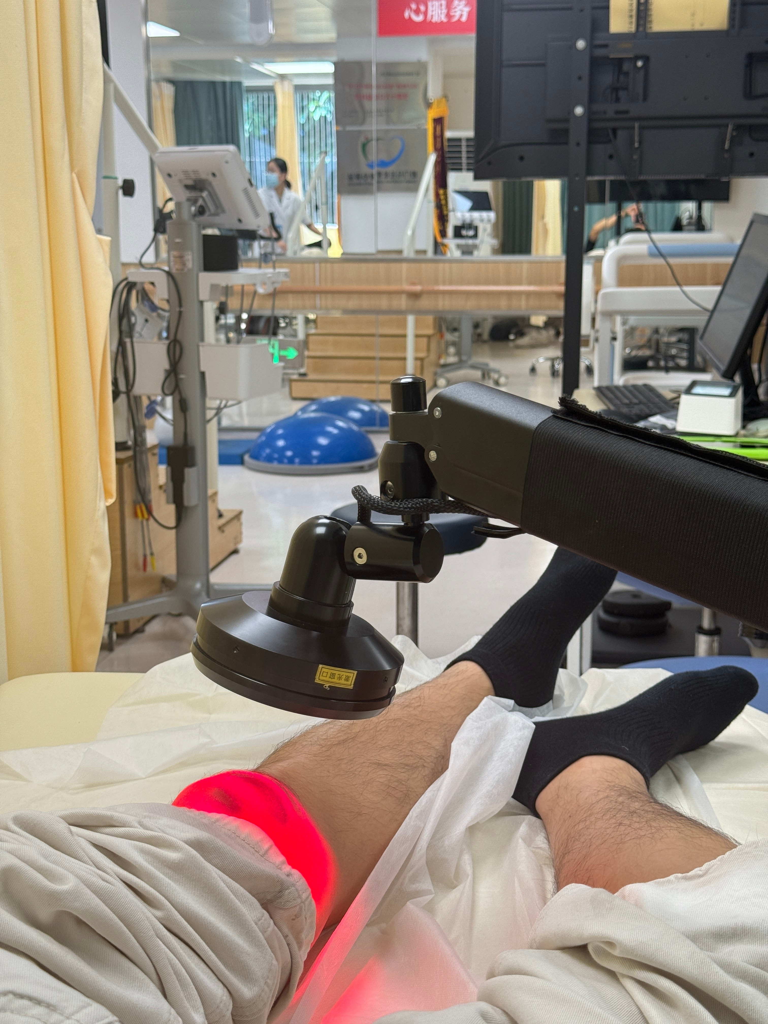 还是来放松一下肌肉舒服点，髂胫束太紧绷了，一松完之后感觉舒服多了其实跑步受伤的原