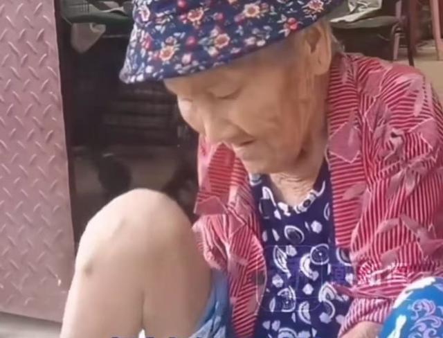 河南，六个子女抢着照顾94岁的老人。最后老人发话了："你们也不要抢了，我轮流住就