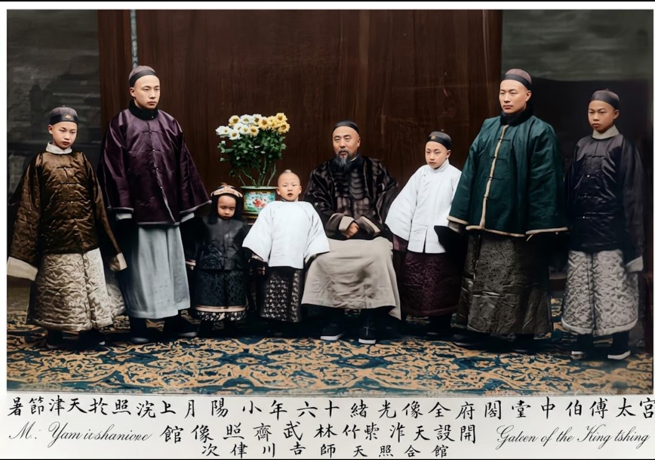 1890年（清光绪十六年），晚清重臣李鸿章与儿孙辈在天津直隶总督府（节署）拍摄的