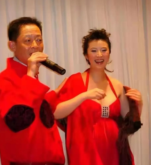 王志文的变化不大，老婆胖的不敢直视，腚大腰圆，肚子胖的像孕妇，胖的一言难尽