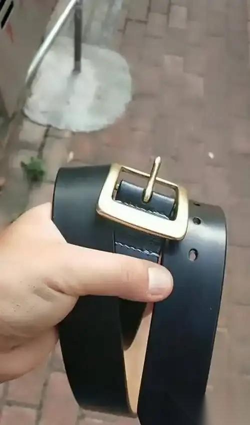 悲剧还是发生了！山东平度，一男子新买的腰带太长了，于是到老人开的小摊前想给皮带打