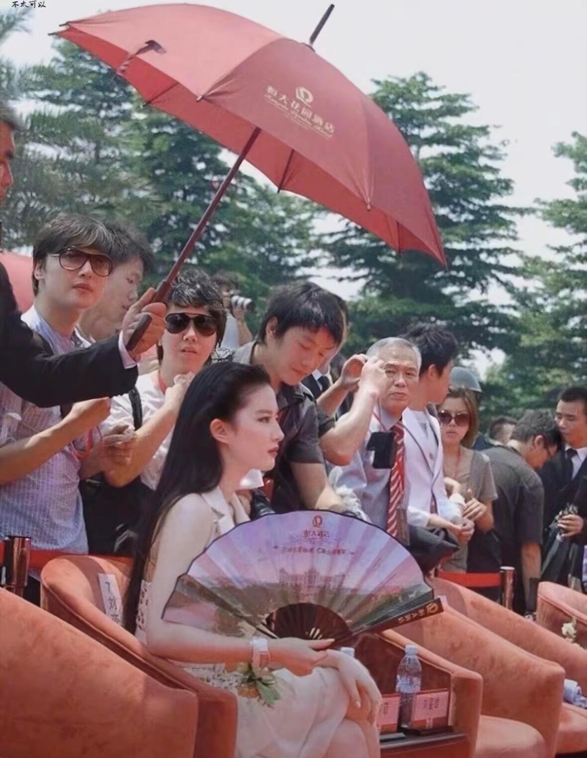 大美女还是要放在人群中