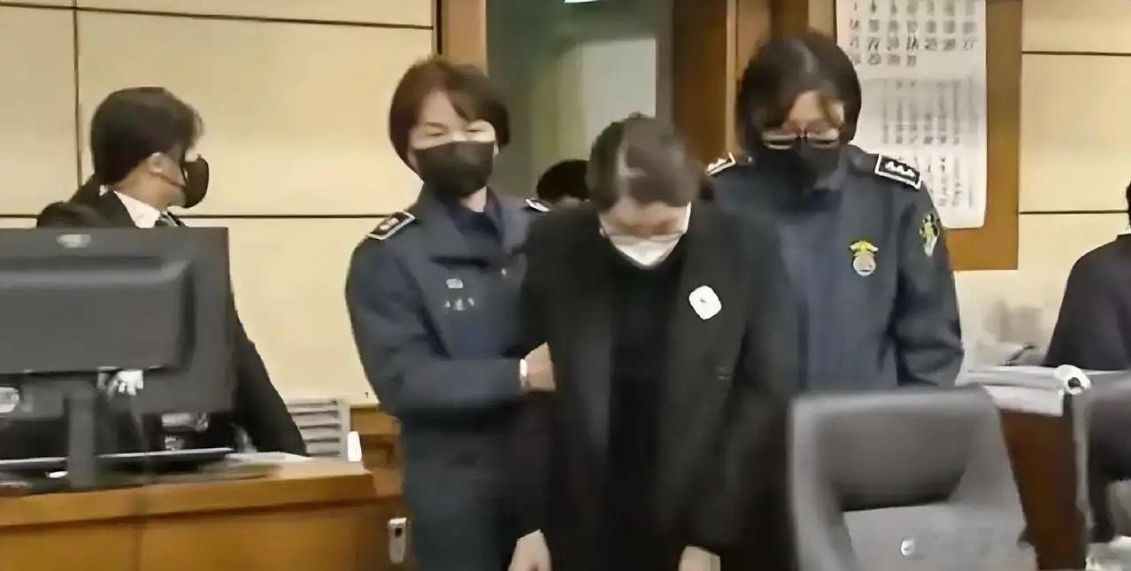 15年有期徒刑，就算金建希熬住了，尹锡悦也熬不住啊！据韩联社12.3日的报道：特