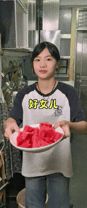 江苏一婚礼上，新娘被婆婆当众贬低，忍无可忍，直接抢过话筒，宣布婚礼到此为止，让大