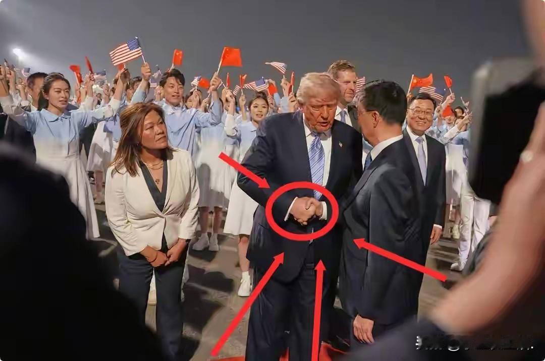 特朗普铁钳握手遇硬茬！北京机场一握，全网看呆绝了！特朗普在北京机场，招牌“