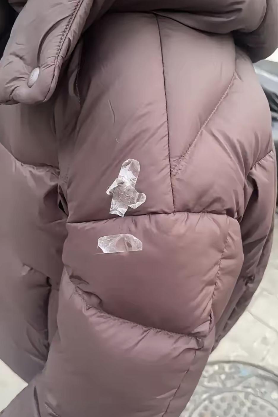 孩子穿新买的波司登泡芙羽绒服去上学，课间跑着玩不小心划了个口子。老妈没发火，直接