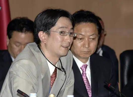 日本前首相参加中国抗日80年阅兵，亲儿子却跳出来强烈反对。8月30日，在得知鸠山