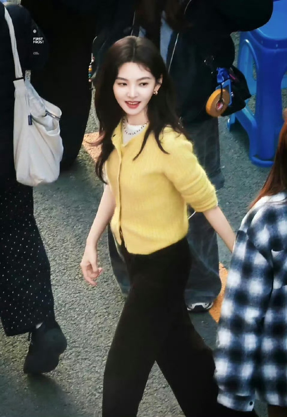 章若楠想把你和时间藏起来路透，奶黄开衫+波浪卷发，明艳又灵动～