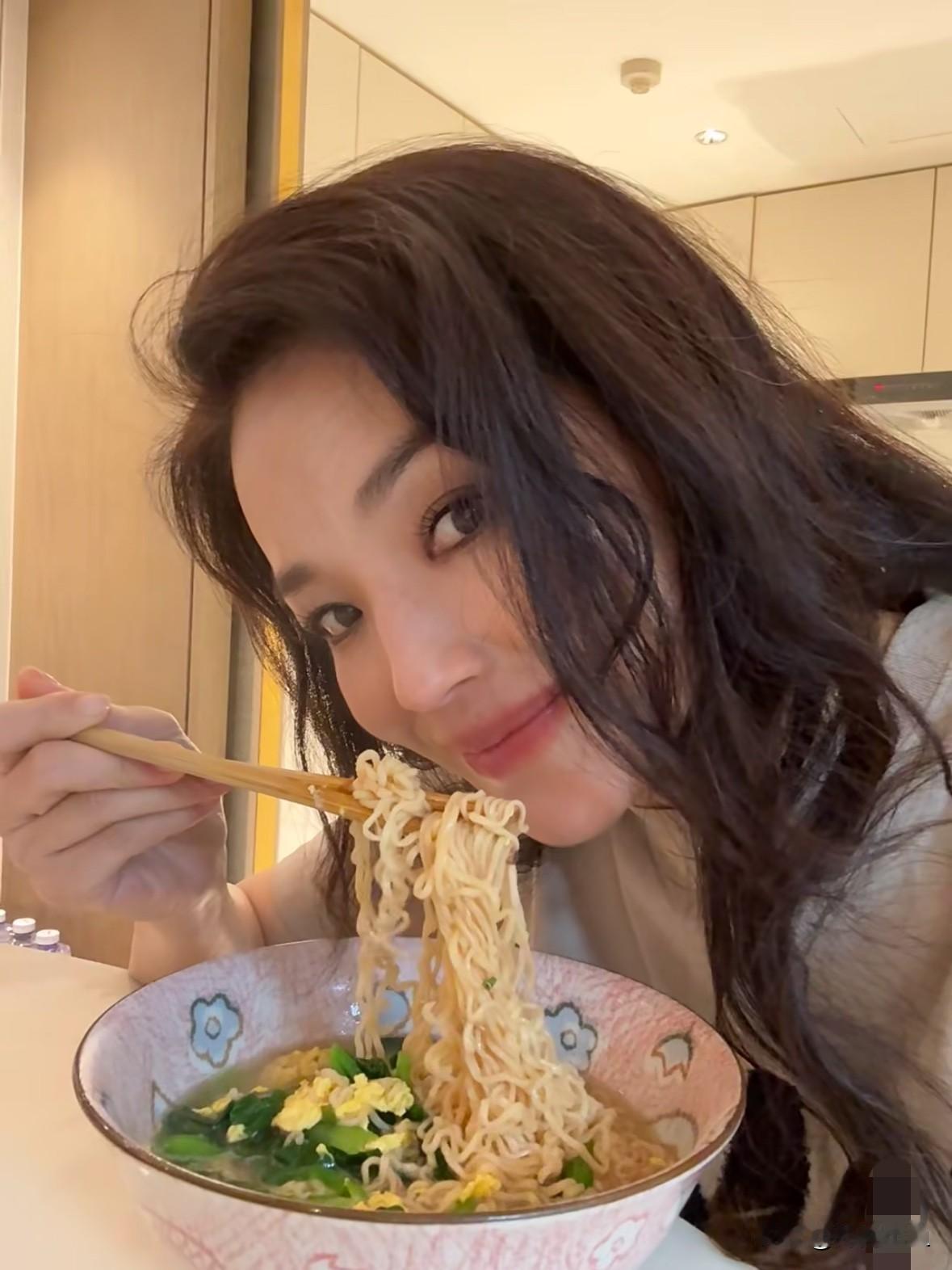 舒淇晒居家吃面自拍！一头蓬松慵懒的大波浪卷发，妆容清淡，对着镜头俏皮眨眼，笑