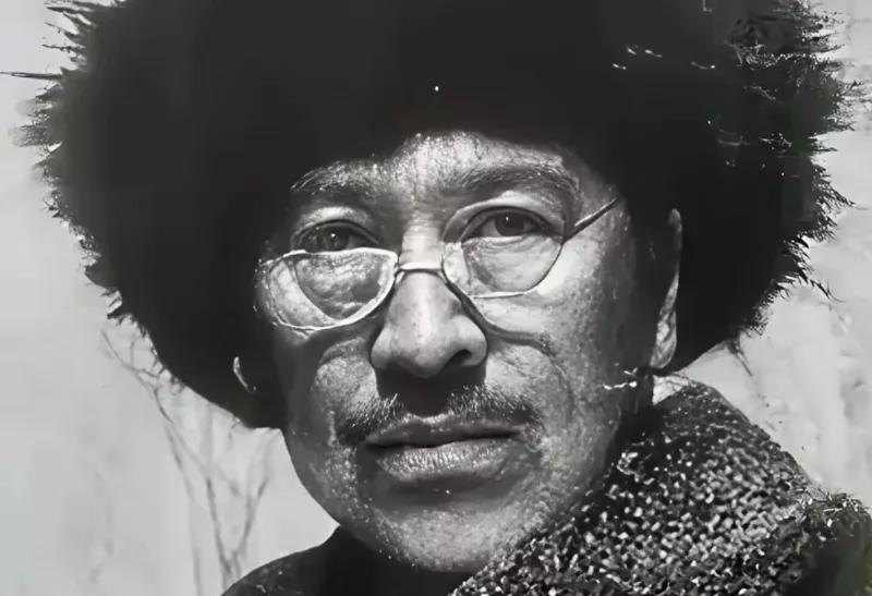 您见过卖祖坟买子弹的地主吗？1931年深秋，戴凤龄踹开祠堂大门，抄起供桌上的田契